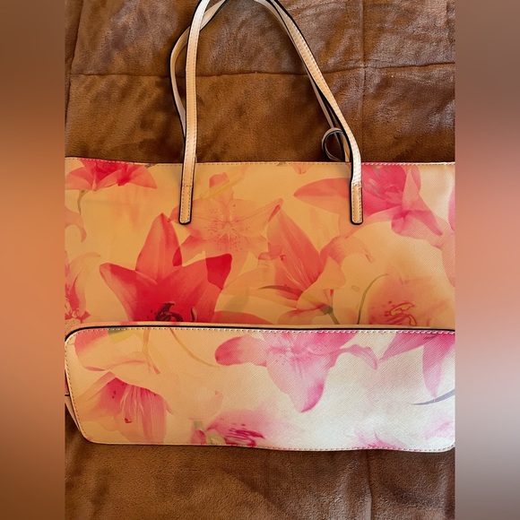 Guess floral tote - Picture 3 of 5